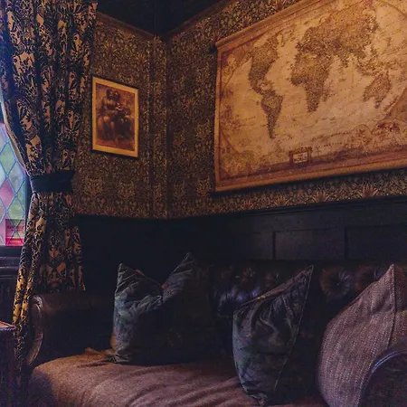 101 House At The End. Witchcraft & Wizardry House * 约克