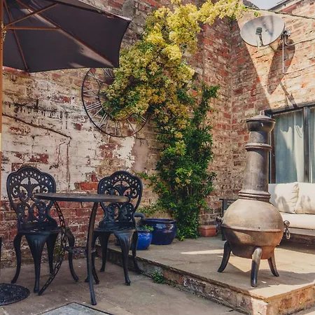 101 House At The End. Witchcraft & Wizardry House * York